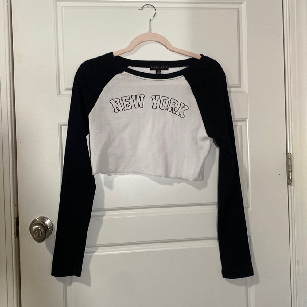 Cropped long sleeve “New York” fitted top